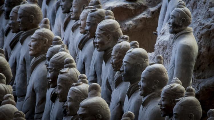 Chinese terracotta warriors standing in a row